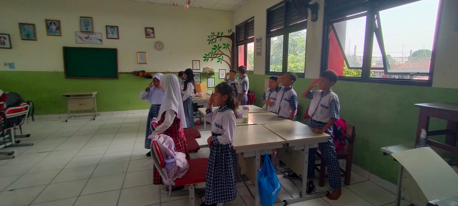 Mendengarkan Lagu Indonesia Raya