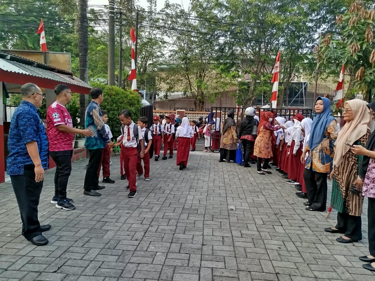 Pembiasaan sambut guru dan murid